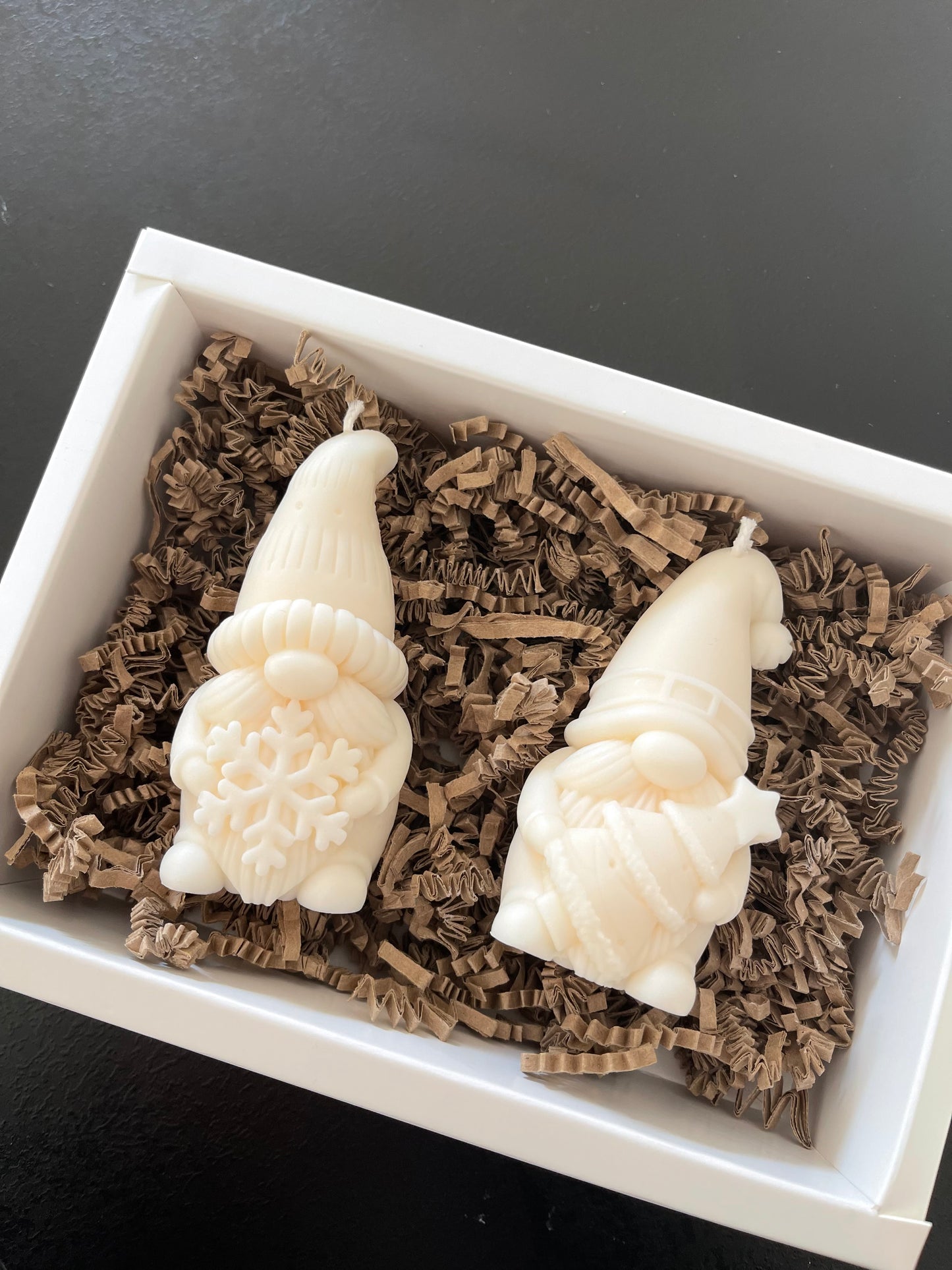 Lot de 2 Bougies Gnomes de Noël – Senteur Pomme d’Amour ✨